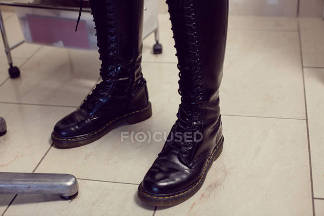 Baixa seção de mulher em botas — Fotografia de Stock