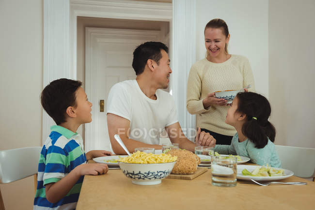 Famiglia felice che mangia a casa — Foto stock