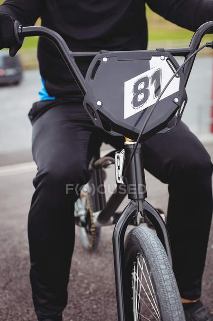 Cyclist sitting on BMX bike in skatepark — Stock Photo