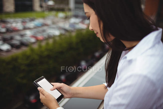Nahaufnahme von Geschäftsfrau mit Handy auf Bürobalkon — Stockfoto