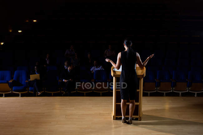 Представительница женского бизнеса выступает с речью в конференц-центре — стоковое фото