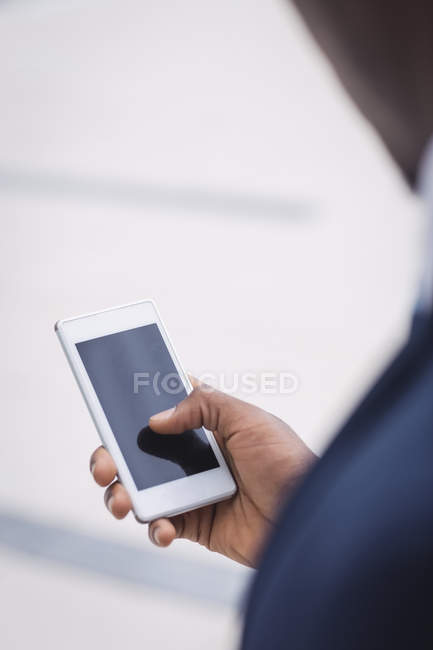 Close-up do homem de negócios usando no telefone móvel — Fotografia de Stock