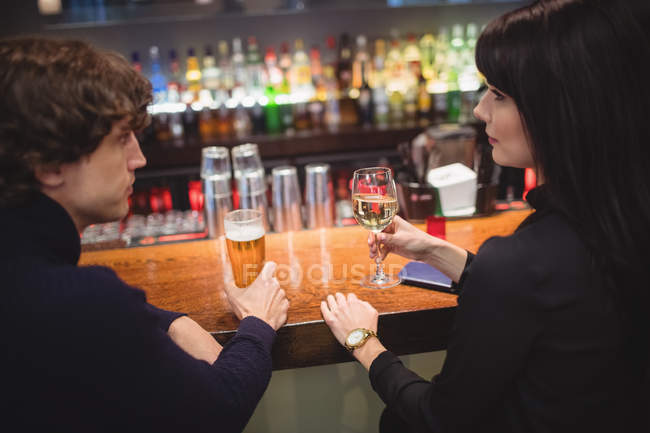 Coppia che beve insieme nel bar — Foto stock