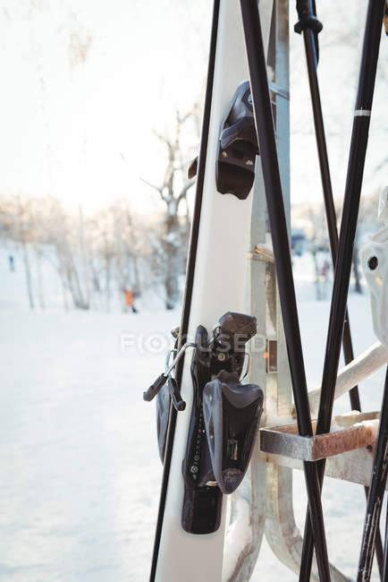 Nahaufnahme von Skiern und Skistock im Skigebiet — Stockfoto