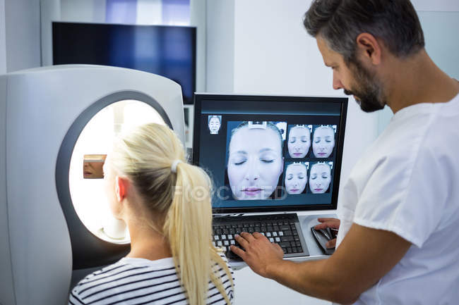 Woman receiving aesthetic laser scan in clinic — Stock Photo