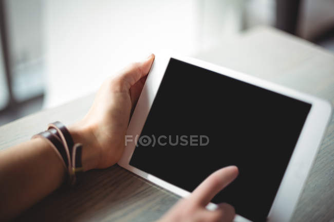 Hand einer Frau mit digitalem Tablet im Café — Stockfoto