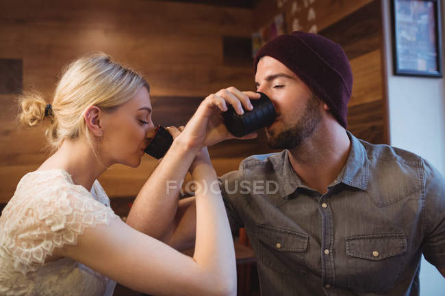 Coppia romantica che beve sake nel ristorante — Foto stock