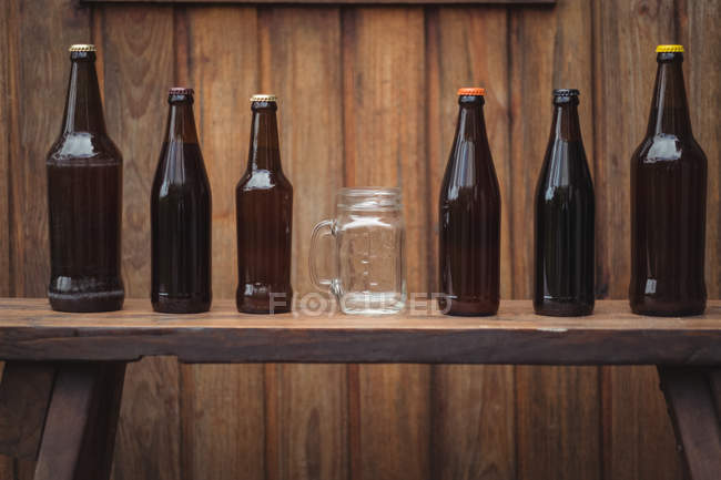 Garrafas de cerveja caseiras e caneca de cerveja em uma cervejaria caseira — Fotografia de Stock
