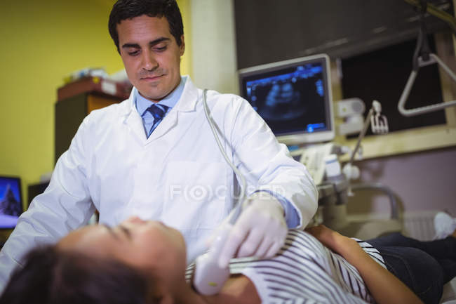Patiente recevant une échographie au cou à l'hôpital — Photo de stock