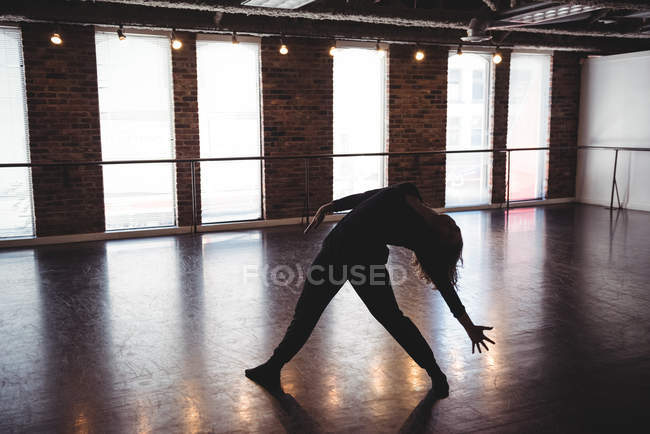 Femme pratiquant la danse en studio de danse — Photo de stock