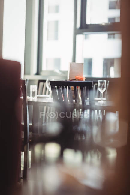 Интерьер современного роскошного ресторана со стульями — стоковое фото