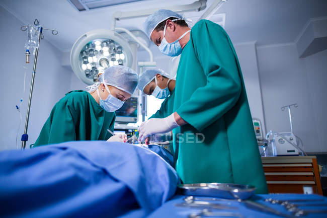 Gruppo di chirurghi che effettuano operazioni in sala operatoria dell'ospedale — Foto stock