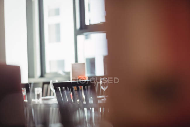 Интерьер современного роскошного ресторана со стульями — стоковое фото