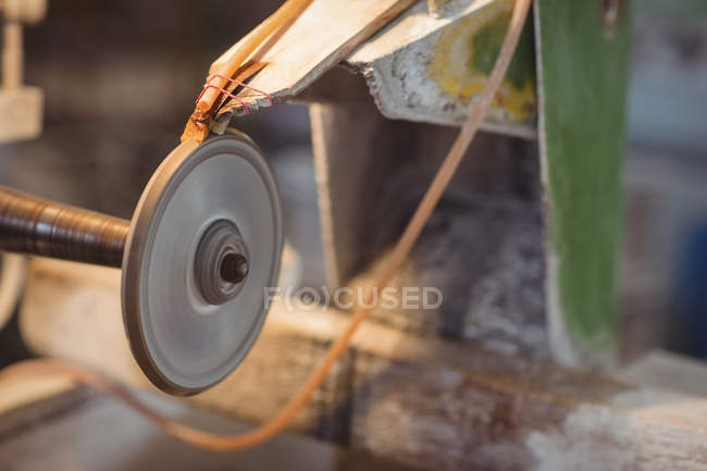 Close-up de polimento e máquina de moagem na fábrica de sopro de vidro — Fotografia de Stock