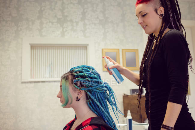 Estetista styling clienti capelli in dreadlocks negozio — Foto stock