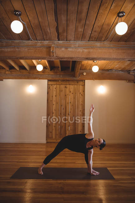 Donna che pratica yoga in palestra — Foto stock