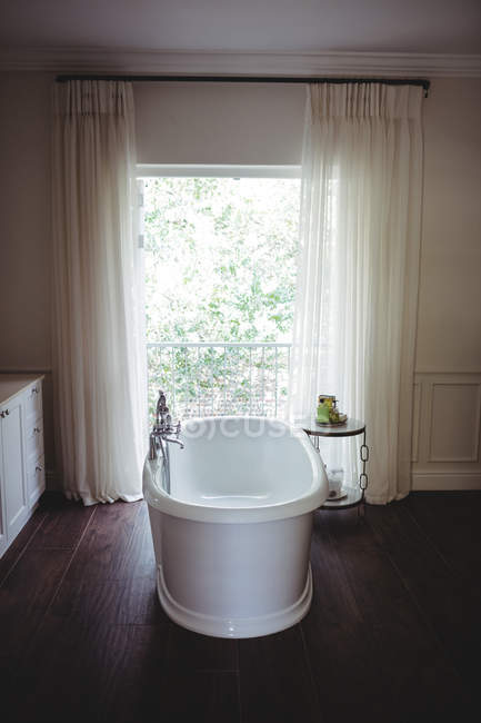 Empty bathroom with bathtub at home — Stock Photo