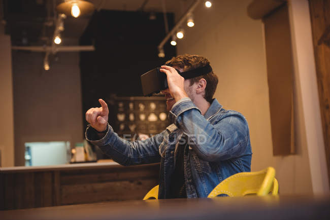 Man using virtual reality headset in cafe — Stock Photo