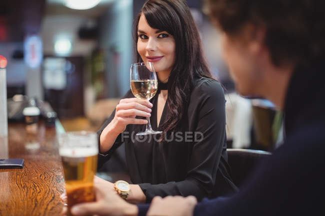 Pareja tomando bebidas juntos en el bar - foto de stock