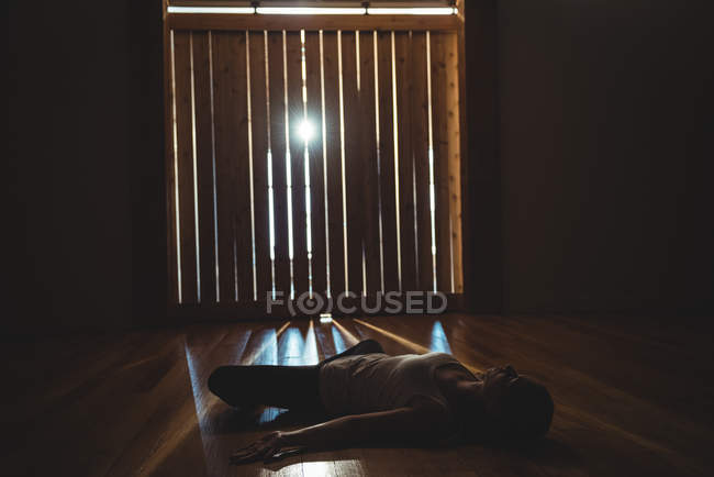 Frau in entspannter Yoga-Pose im Fitnessstudio — Stockfoto
