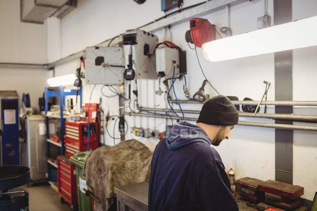 Механик работает в ремонтном гараже — стоковое фото