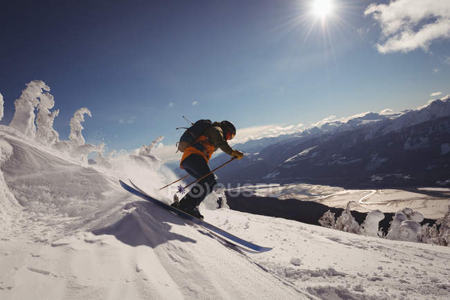 Esqui esquiador em alpes nevados durante o inverno — Fotografia de Stock
