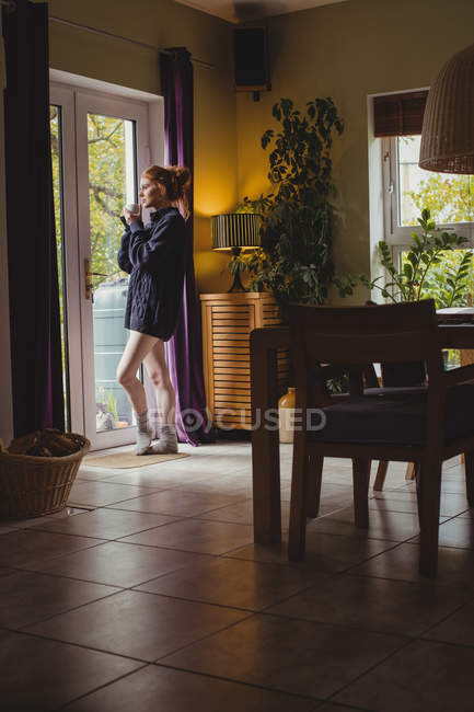 Nachdenkliche Frau beim Kaffee zu Hause — Stockfoto