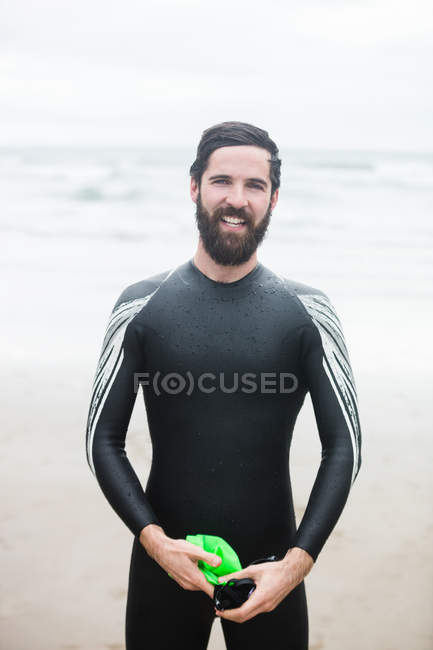 Портрет спортсмена, що стоїть на мокрій пляжі — стокове фото