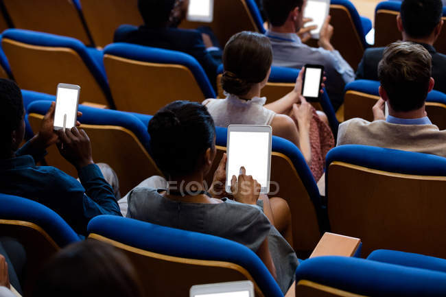Ejecutivos de negocios que participan en una reunión de negocios con tableta digital en el centro de conferencias - foto de stock