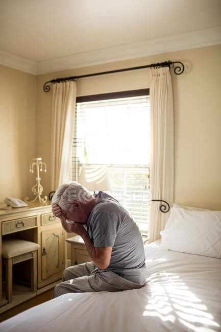 Älterer Mann pustet mit Gewebe Nase im Schlafzimmer zu Hause — Stockfoto