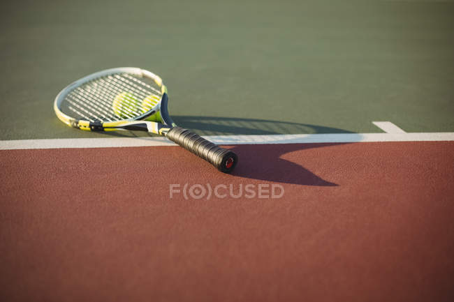 Close-up de raquete de tênis e bolas no campo — Fotografia de Stock