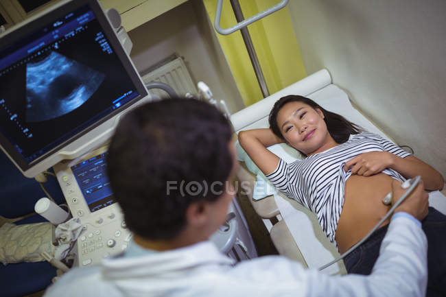 Paciente do sexo feminino recebendo uma ultrassonografia no estômago no hospital — Fotografia de Stock