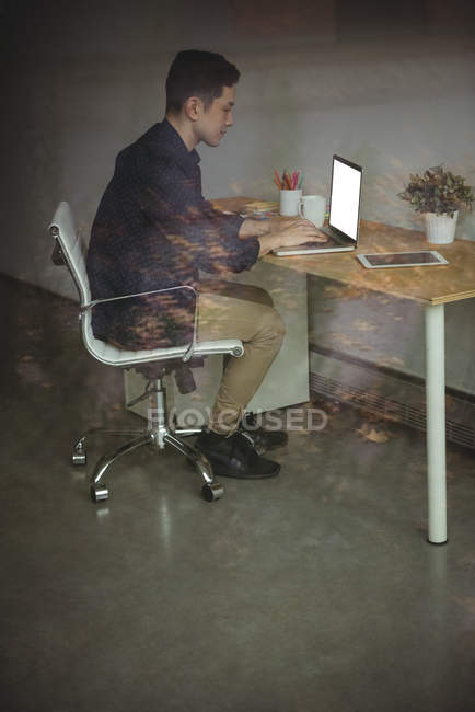 Dirigente aziendale che lavora su laptop in ufficio — Foto stock