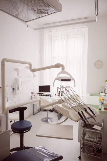 Empty dentist office with equipment in dental clinic interior — Stock Photo