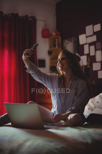 Bella donna che si fa un selfie a casa — Foto stock
