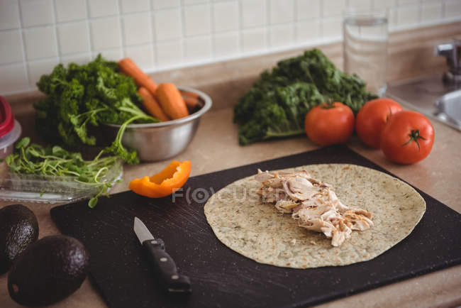 Close-up de ingredientes para fazer burrito alinhado na bancada da cozinha — Fotografia de Stock
