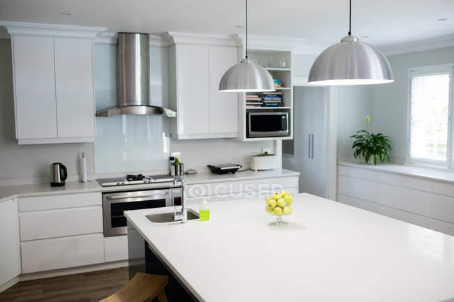 Interior da cozinha moderna em casa — Fotografia de Stock