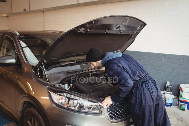 Механическое обслуживание автомобиля в ремонтном гараже — стоковое фото