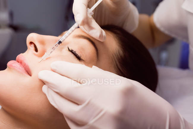 Молоді жінки пацієнта здобуття косметичних ін'єкцій на обличчі естетичних клініки — стокове фото
