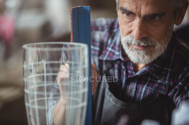 Портрет скляного пилососа, що працює на скляному посуді на заводі — стокове фото