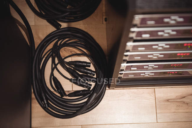 Primer plano de los cables de audio en el estudio de grabación - foto de stock
