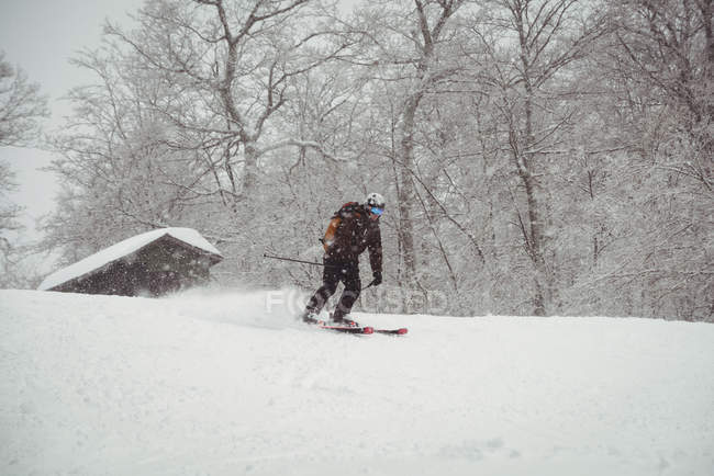 Людина катається на лижах вниз по горі на гірськолижному курорті — стокове фото
