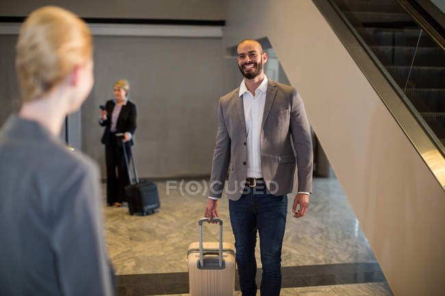 Geschäftsleute laufen mit Gepäck am Flughafen-Terminal — Stockfoto