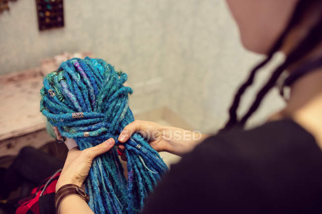 Nahaufnahme von Kosmetikerin Styling Kunden Haare in Dreadlocks Shop — Stockfoto