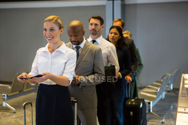 Passagiere stehen am Flughafen-Terminal Schlange — Stockfoto