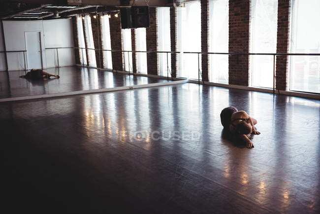 Frau übt modernen Tanz im Tanzstudio — Stockfoto