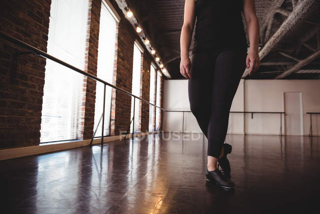 Low section of woman performing dance in ballet studio — Stock Photo