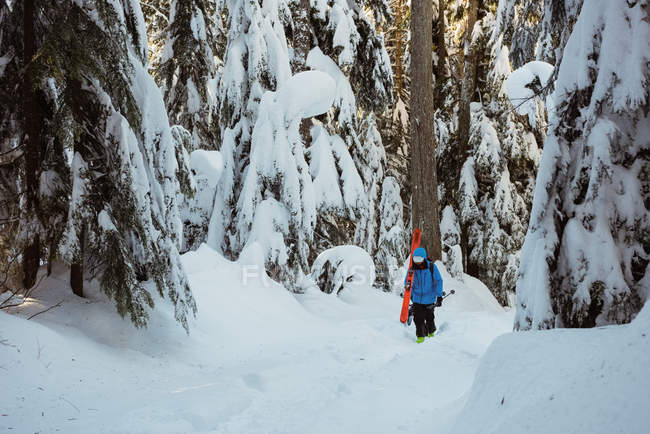 Esqui andando com esqui em montanhas cobertas de neve — Fotografia de Stock