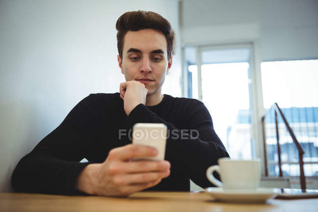 Mann benutzte Handy im Café — Stockfoto