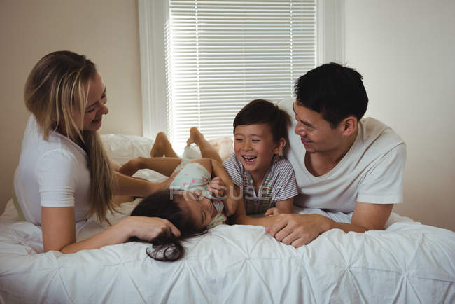 Felice famiglia godere in camera da letto a casa — Foto stock